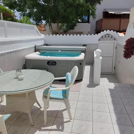 Holiday home Jacuzzi House Sunflower *